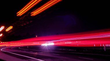Gece lambaları. Geceleri hareket halindeki arabaların ışıkları. Uzun pozlama kırmızı, mavi, yeşil