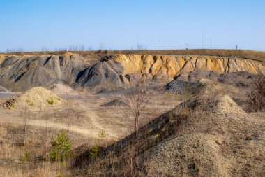 maden yığınları, kum ve taşlar.