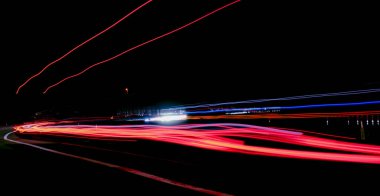 Gece lambaları. Geceleri hareket halindeki arabaların ışıkları. Uzun pozlama kırmızı, mavi, yeşil