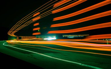 Gece lambaları. Geceleri hareket halindeki arabaların ışıkları. Uzun pozlama kırmızı, mavi, yeşil