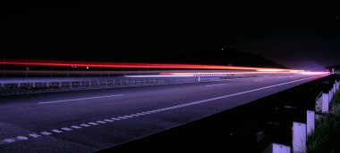 Gece arabaların ışıkları. uzun pozlama, ışık çizgileri