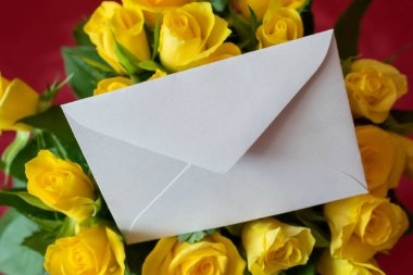 Bir buket çiçekte beyaz boş bir not.