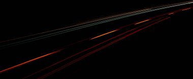 Gece lambaları. Geceleri hareket halindeki arabaların ışıkları. Uzun pozlama kırmızı, mavi, yeşil, turuncu.