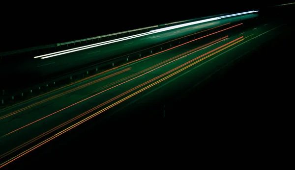 夜の道路灯 夜間の移動車のライト 長い露出赤青緑オレンジ — ストック写真