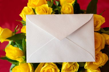 Bir buket çiçekte beyaz boş bir not.