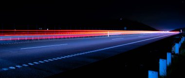 Gece arabaların ışıkları. uzun pozlama, ışık çizgileri