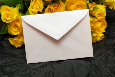 Bir buket çiçekte beyaz boş bir not.