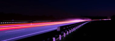 Gece arabaların ışıkları. uzun pozlama, ışık çizgileri