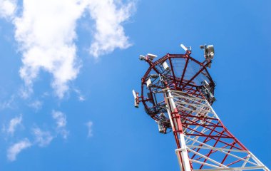 Telekomünikasyon kulesi 4G ve 5G hücresel. Makro Üs İstasyonu. Radyo modülleri ve akıllı antenleri olan 5G radyo ağı telekomünikasyon ekipmanı, bir metalin üzerine monte edilmiş..