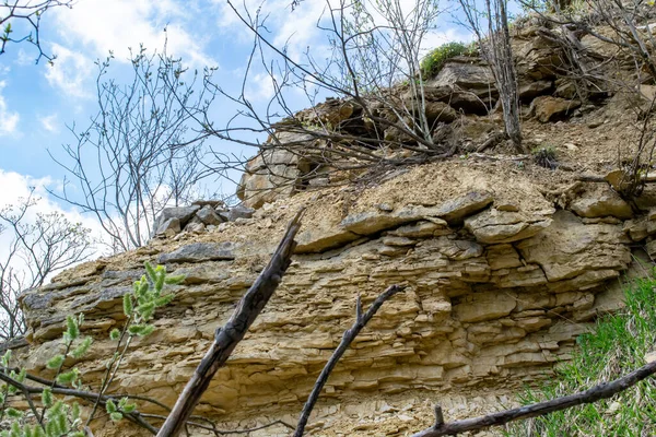 Gökyüzüne karşı bir taş ocağının yamacında