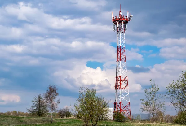 Telekomünikasyon kulesi 4G ve 5G hücresel. Makro Üs İstasyonu. Radyo modülleri ve akıllı antenleri olan 5G radyo ağı telekomünikasyon ekipmanı, bir metalin üzerine monte edilmiş..