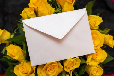 Bir buket çiçekte beyaz boş bir not.