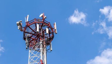 Telekomünikasyon kulesi 4G ve 5G hücresel. Makro Üs İstasyonu. Radyo modülleri ve akıllı antenleri olan 5G radyo ağı telekomünikasyon ekipmanı, bir metalin üzerine monte edilmiş..