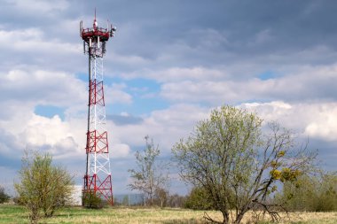 Telekomünikasyon kulesi 4G ve 5G hücresel. Makro Üs İstasyonu. Radyo modülleri ve akıllı antenleri olan 5G radyo ağı telekomünikasyon ekipmanı, bir metalin üzerine monte edilmiş..