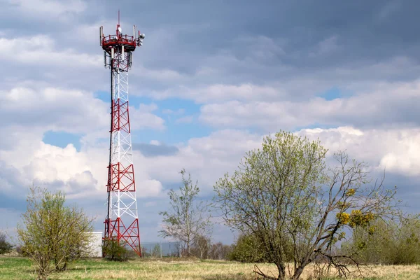 Telekomünikasyon kulesi 4G ve 5G hücresel. Makro Üs İstasyonu. Radyo modülleri ve akıllı antenleri olan 5G radyo ağı telekomünikasyon ekipmanı, bir metalin üzerine monte edilmiş..