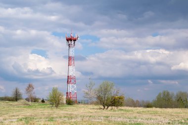 Telekomünikasyon kulesi 4G ve 5G hücresel. Makro Üs İstasyonu. Radyo modülleri ve akıllı antenleri olan 5G radyo ağı telekomünikasyon ekipmanı, bir metalin üzerine monte edilmiş..