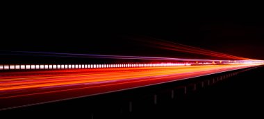 Gece lambaları. Geceleri hareket halindeki arabaların ışıkları. Uzun pozlama kırmızı, mavi, yeşil