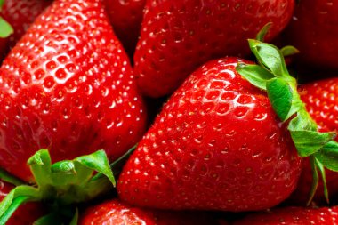 Kırmızı çilekler yakın plan, makro fotoğraf.