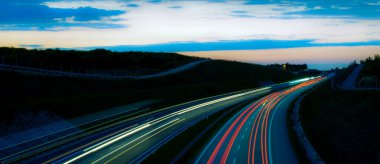 Gece arabaların ışıkları. uzun pozlama