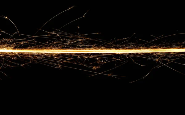 Düz bir çizgide kıvılcımlar saçan kıvılcımlar.