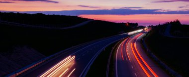 Gece arabaların ışıkları. uzun pozlama