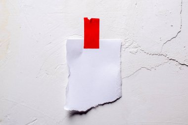 Duvarda yapışkan bir not var. Boşluğu kopyala