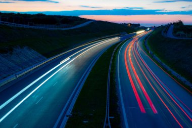 Gece arabaların ışıkları. uzun pozlama