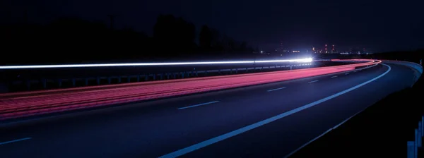 Gece arabaların ışıkları. uzun pozlama