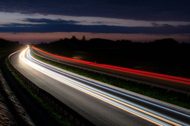 Gece arabaların ışıkları. uzun pozlama