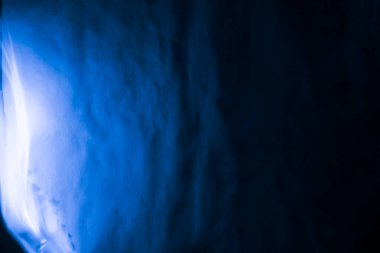 Yanan kağıt, parlayan kağıt kenarı siyah arkaplan üzerinde