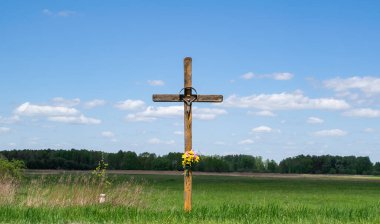 Polonya 'da yol kenarı Katolik haçı