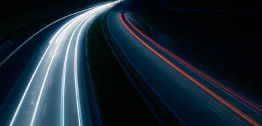 Gece arabaların ışıkları. uzun pozlama