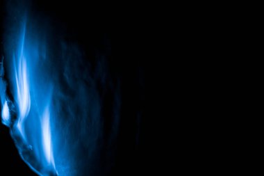 Yanan kağıt, parlayan kağıt kenarı siyah arkaplan üzerinde