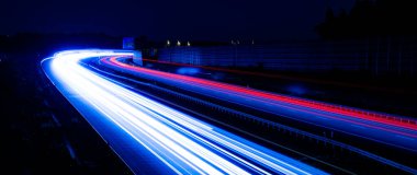 Gece arabaların ışıkları. uzun pozlama, ışık çizgileri
