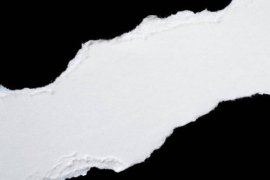 Siyah izole bir arkaplan üzerine beyaz bir kağıt parçası