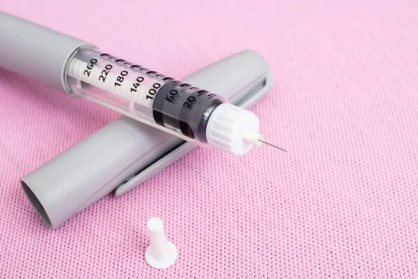 Wstrzykiwacz Insuliny Wstrzykiwacz Insuliny Wypełnić Igłą Różowym Tle Dzień Cukrzycy — Zdjęcie stockowe