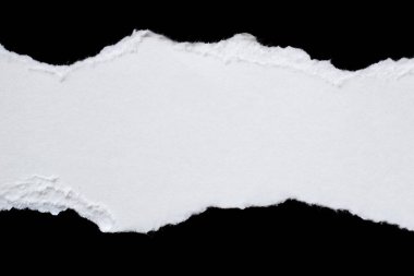 Siyah izole bir arkaplan üzerine beyaz bir kağıt parçası