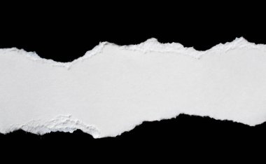 Siyah izole bir arkaplan üzerine beyaz bir kağıt parçası