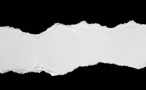 Siyah izole bir arkaplan üzerine beyaz bir kağıt parçası