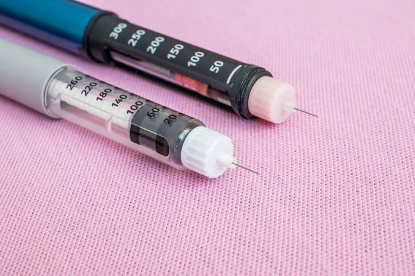 Wstrzykiwacz Insuliny Wstrzykiwacz Insuliny Wypełnić Igłą Różowym Tle Dzień Cukrzycy — Zdjęcie stockowe