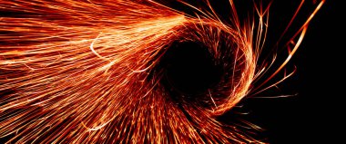 Karanlıkta kıvılcımlar saçar. Işık çizgileri.