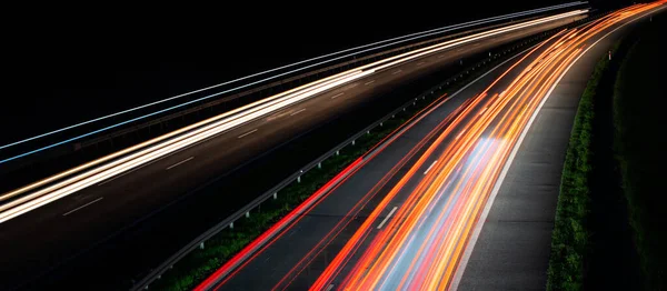 Gece arabaların ışıkları. uzun pozlama