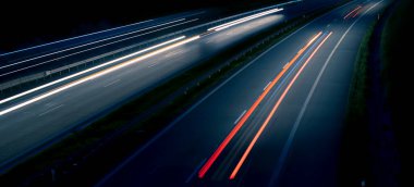 Gece arabaların ışıkları. uzun pozlama