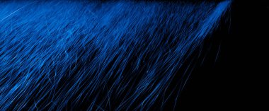 Karanlıkta kıvılcımlar saçar. Işık çizgileri.