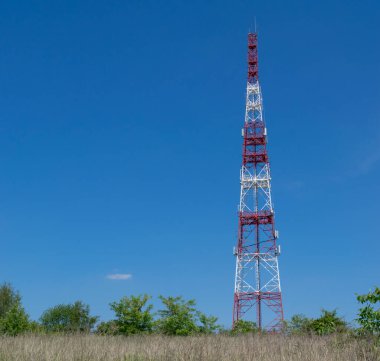 Telekomünikasyon kulesi 4G ve 5G hücresel. Makro Üs İstasyonu. Radyo modülleri ve akıllı antenleri olan 5G radyo ağı telekomünikasyon ekipmanı, bir metalin üzerine monte edilmiş..