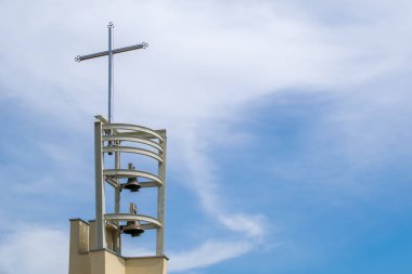 Çarmıhlı ve zilli kilise kulesi