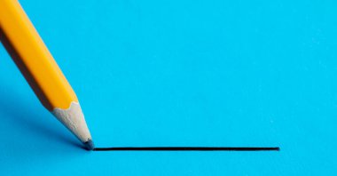 Mavi arkaplandaki kalem, bir vuruşla