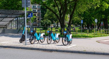 Sosnowiec, Polonya - 06.15.2022 Mavi Şehir elektrikli bisikletleri
