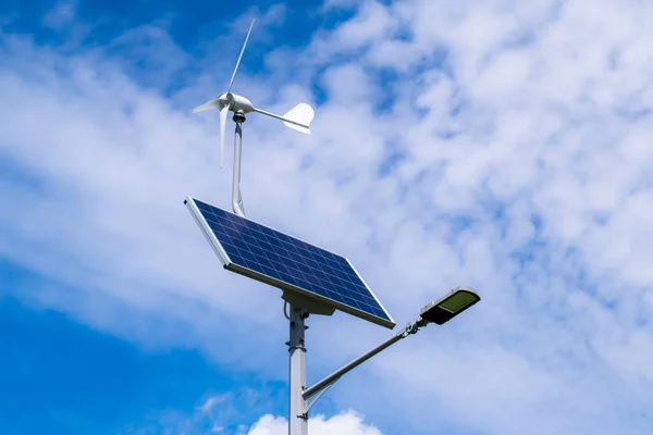 Hernieuwbare Energie Lichtpaal Zonnepaneel Windturbine — Stockfoto