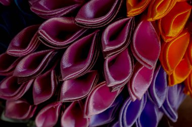 Renkli gözyaşı damlası yapraklı arkaplan